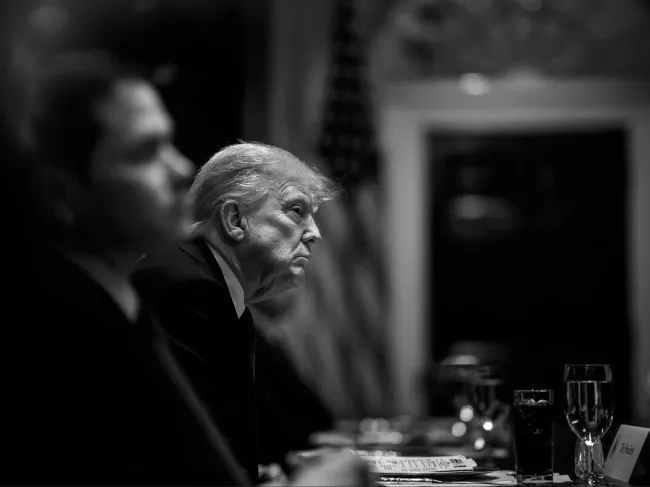 Trump sits at a cabinet meeting